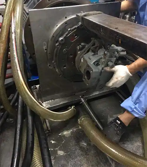 煤矿掘进机三联柱塞泵维修